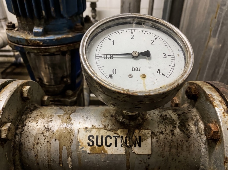 Suction pressure gauge showing 0.8 bar